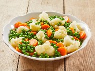 Гарнитура от пресни задушени зеленчуци – карфиол, грах и моркови
